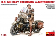 Американский военный полицейский с мотоциклом